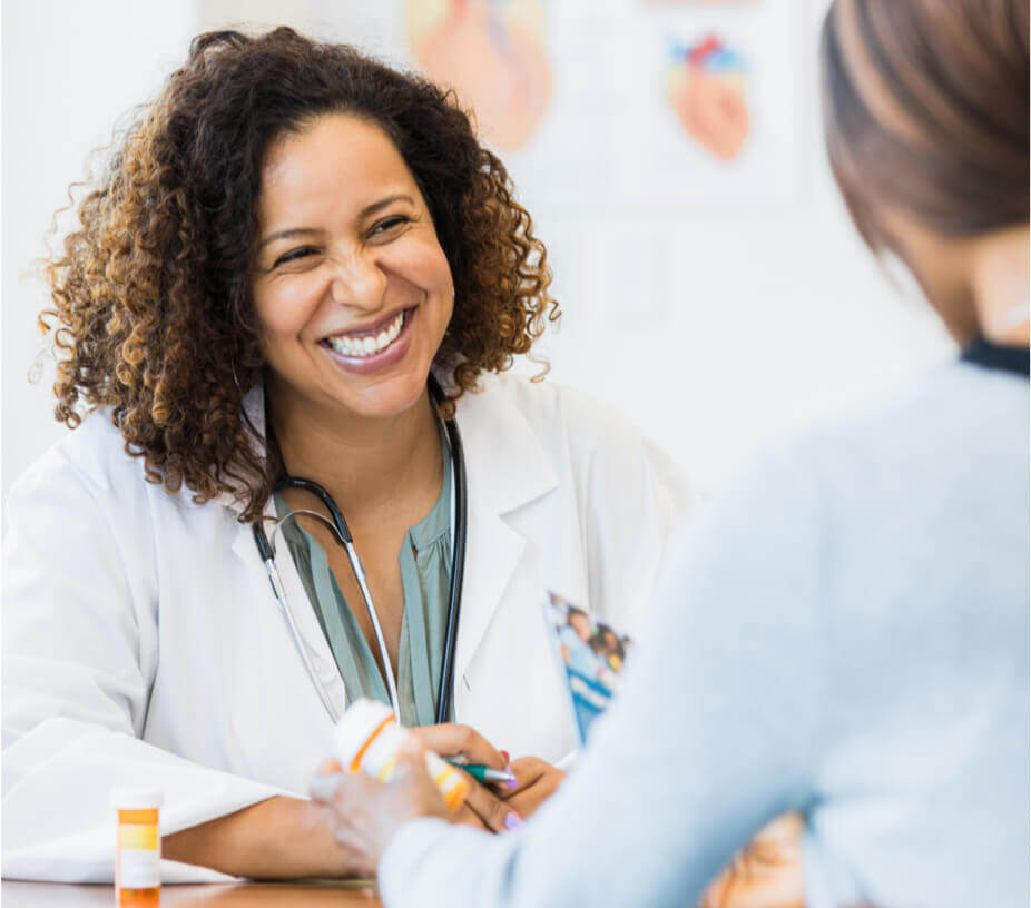 médico amistoso sonriendo con el paciente